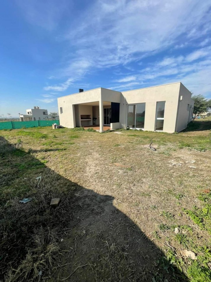 CASA A ESTRENAR - B° LAS LIMAS - Y.B.